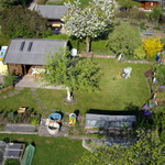 Schrebergarten Land in Sonne.